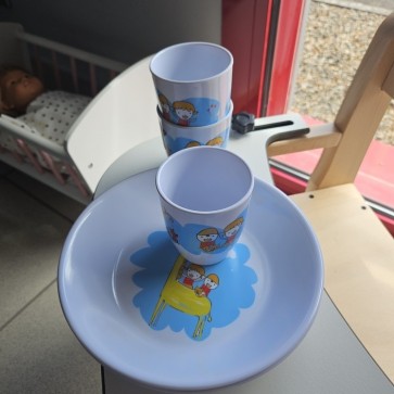 Lot 5 pièces : Gobelets les enfants (x3) + Assiettes assorties (x2)