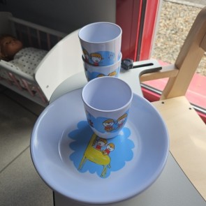 Lot 5 pièces : Gobelets les enfants (x3) + Assiettes assorties (x2)